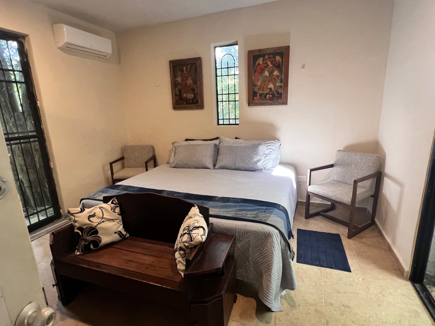 Recámara con cama king y obras de arte