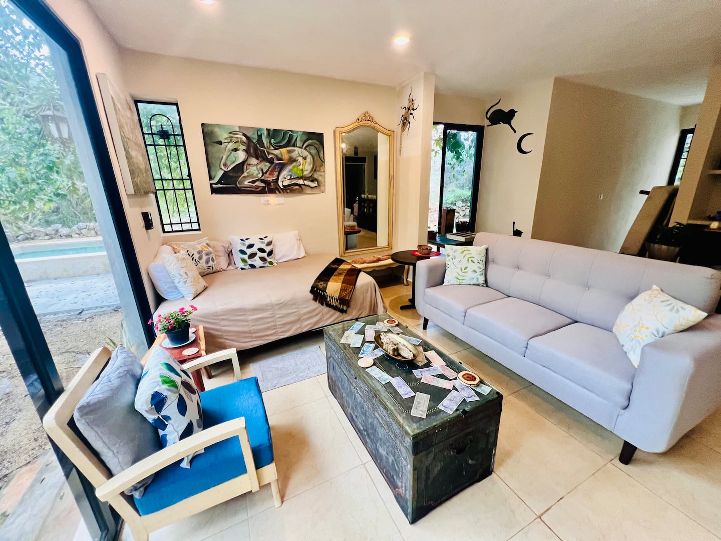 Sala amplia con ventanal corredizo