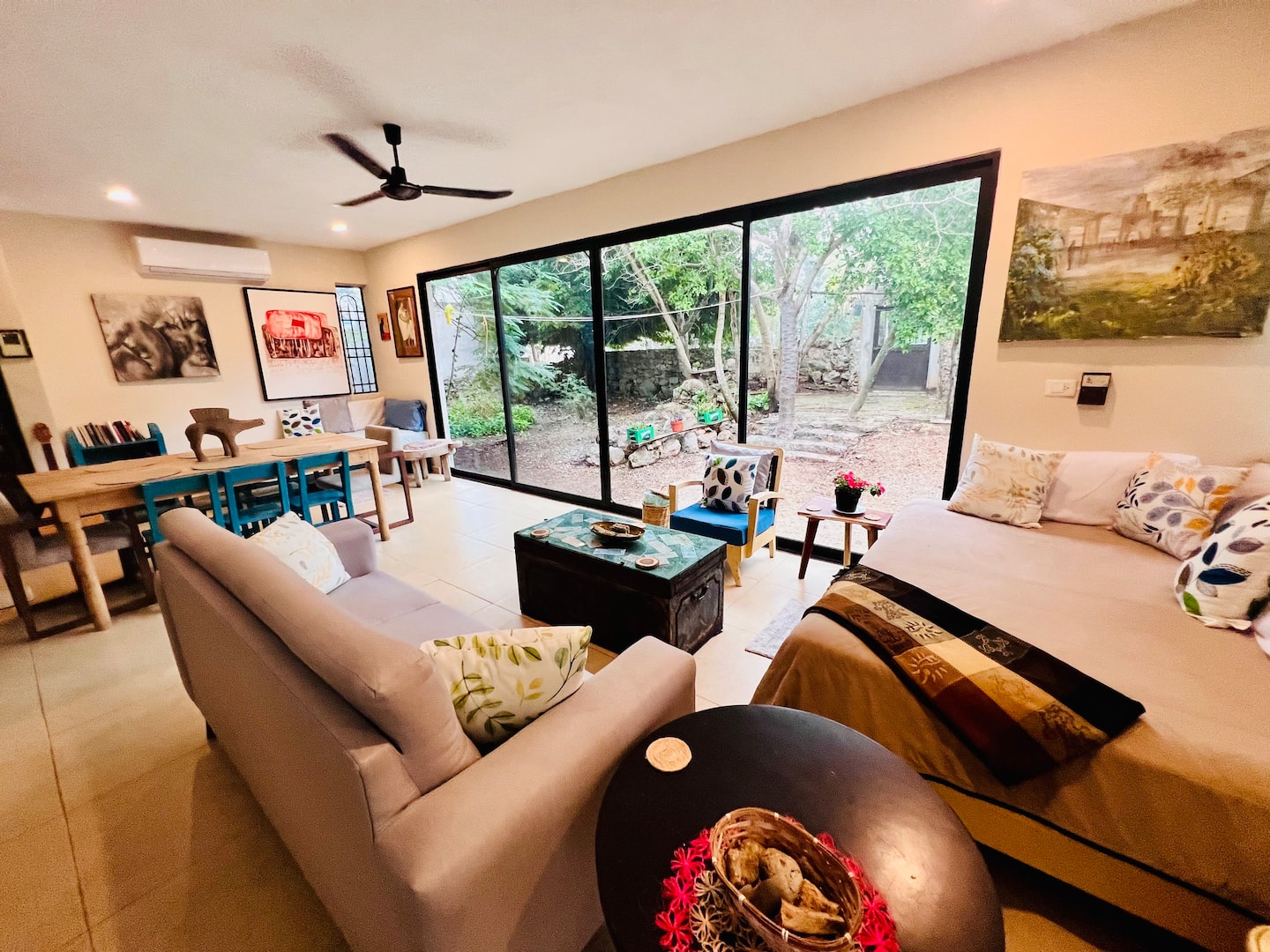 Sala de Casa Aké con ventanal al jardín