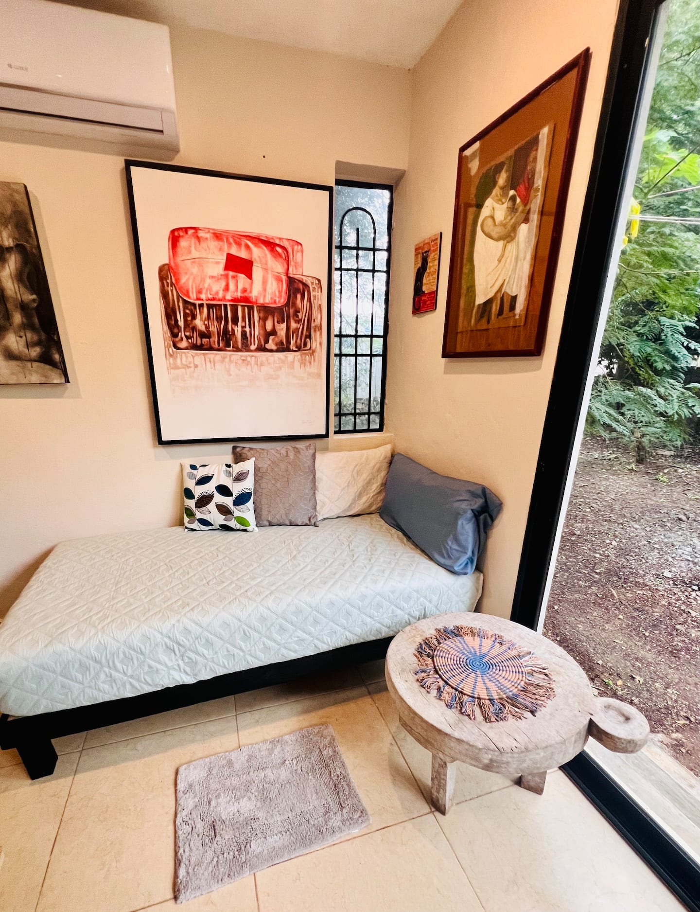 Cama individual junto al ventanal