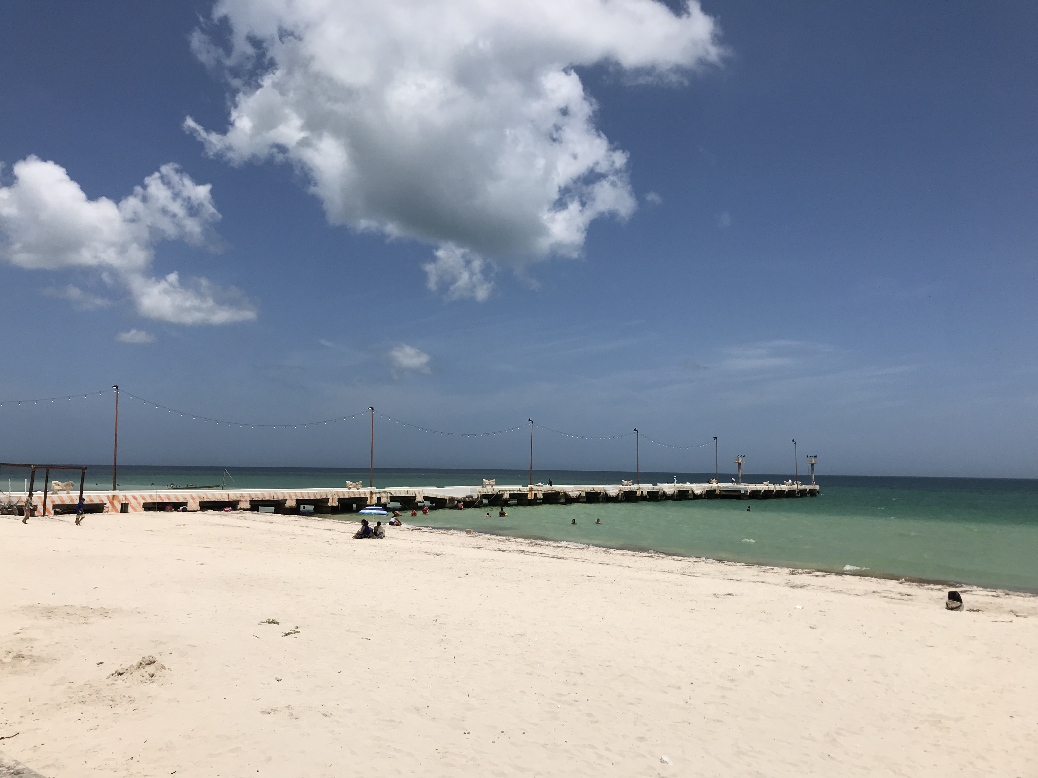 Playa y muelle de Telchac Puerto frente al Golfo de México
