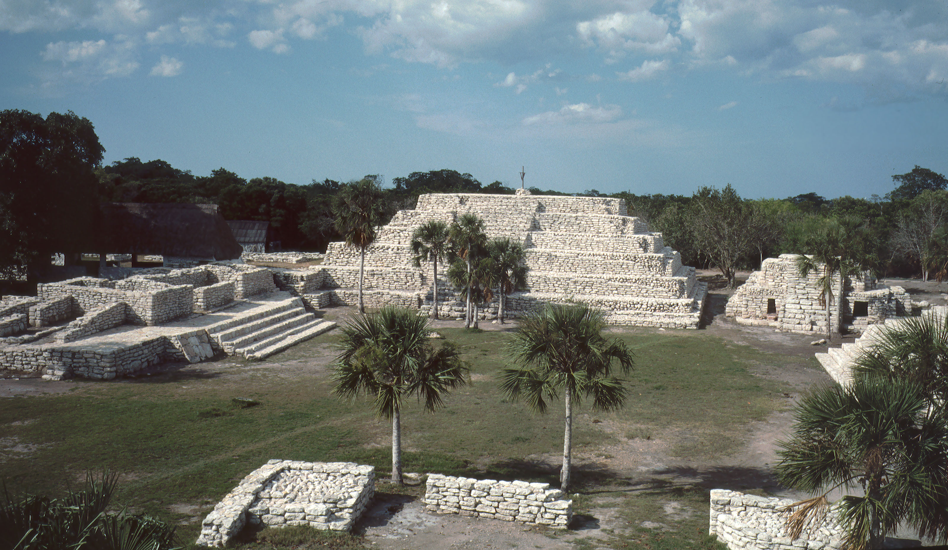 Zona arqueológica maya de Xcambó en la costa norte de Yucatán